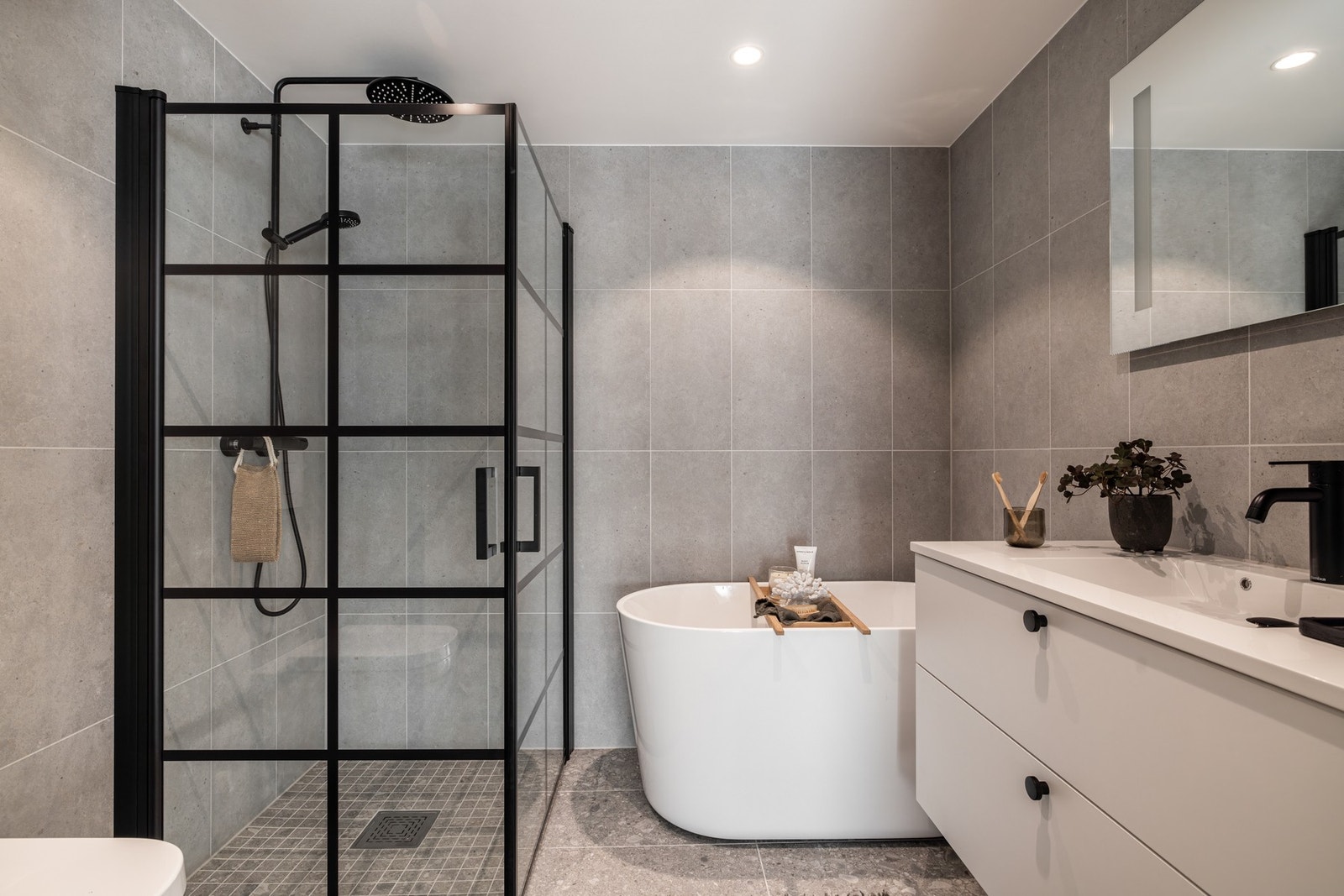 Delikat bad med regndusj. Det er ikke etablert sluk under badekar eller tappekran til dette. Karet fylles med dusj og tømmes i sluk med uttrekkbar avløpslange Galleribilde