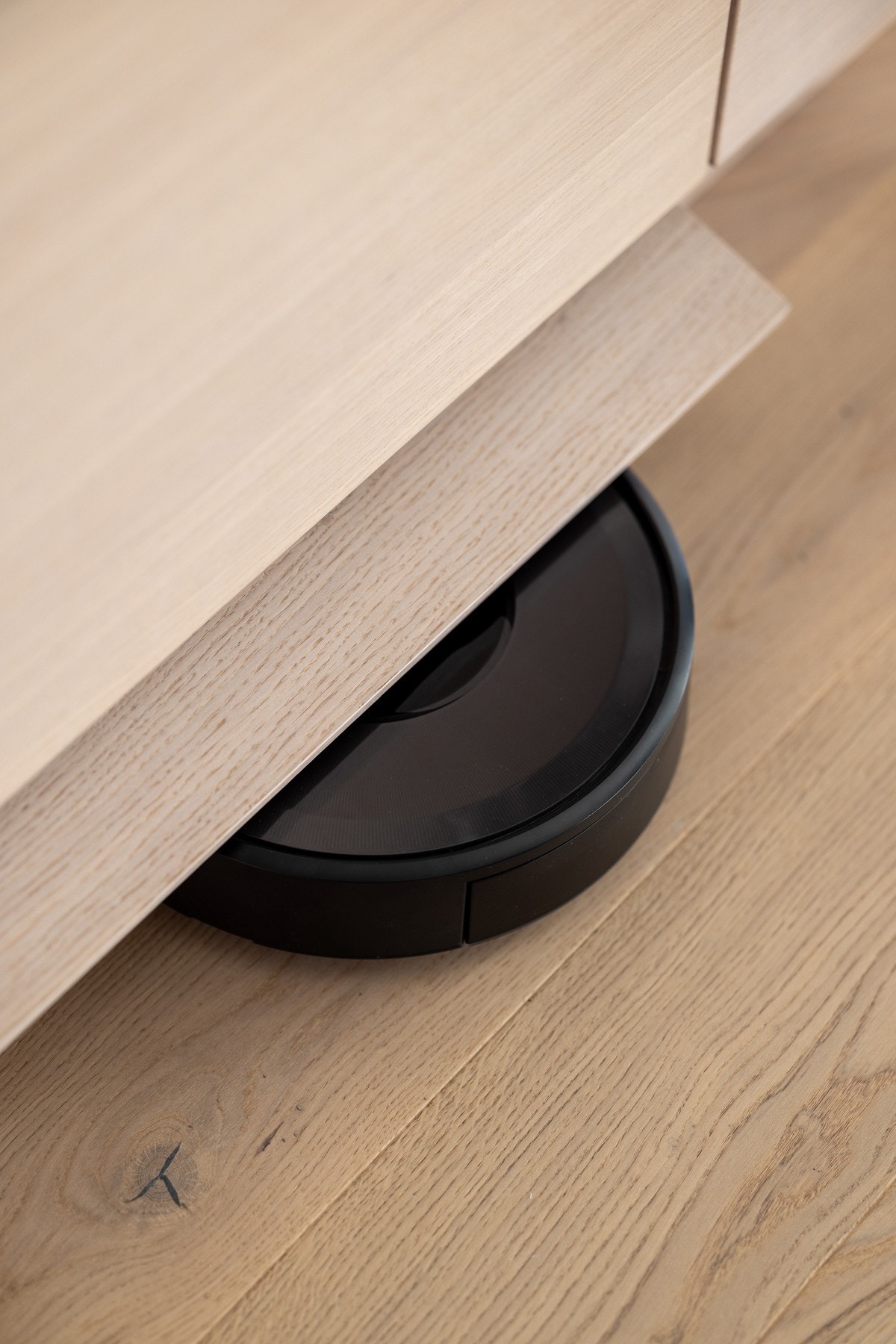 Hus til robotstøvsuger integrert i kjøkkeninnredningen Galleribilde