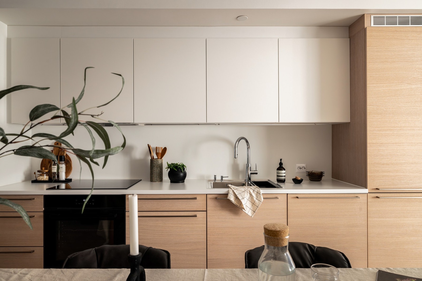 Kjøkkeninnredning fra Sigdal: Amfi Lin med finert eik og kantlist i heltre eik Galleribilde