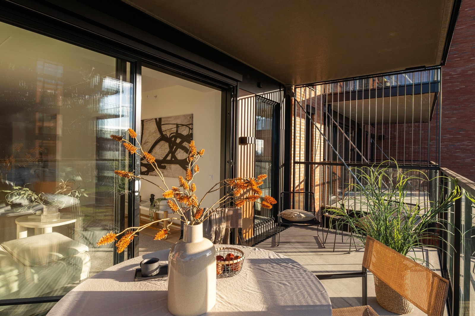 Fra stuen har du adkomst til overbygd og solrik balkong på hele 13m² Galleribilde