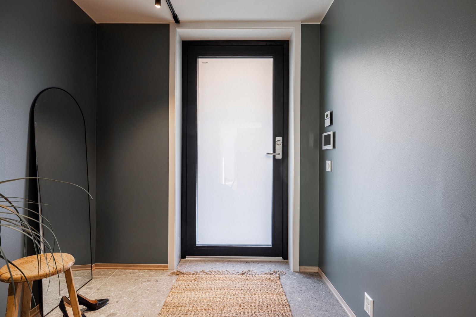 Flislagt gang med avsatt plass til gardrobeinnredning Galleribilde