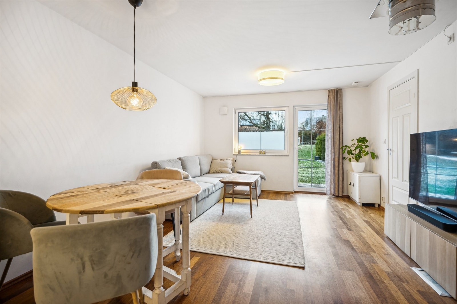 Stuen er malt i en lys farge og har parkett på gulvet. Direkte utgang til markterrasse og fellesareal. Galleribilde