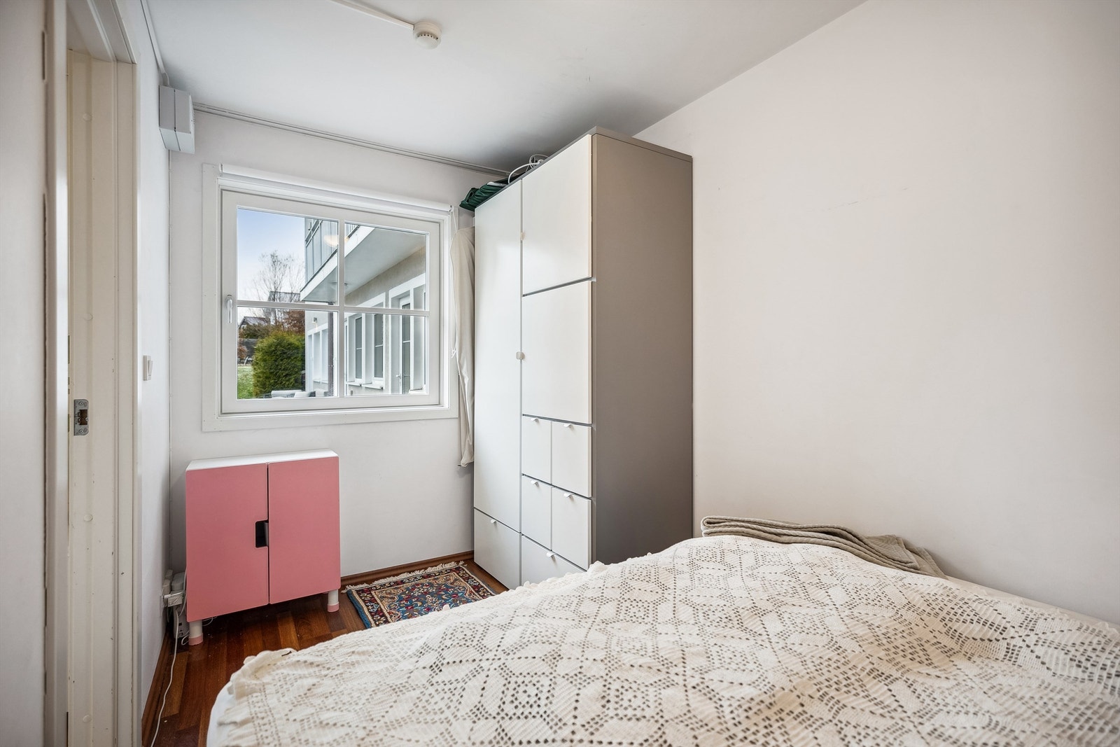Leiligheten har et romslig soverom med god plass til stor dobbeltseng. Galleribilde