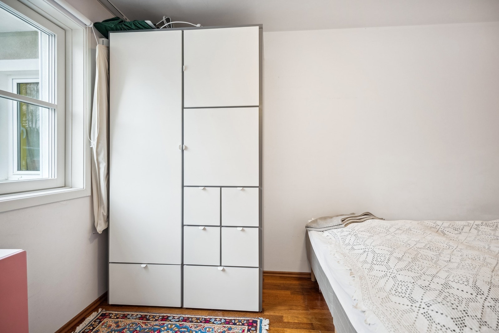 Det er god plass til å sette inn et garderobeskap på soverommet (garderobeskapet medfølger ikke) Galleribilde