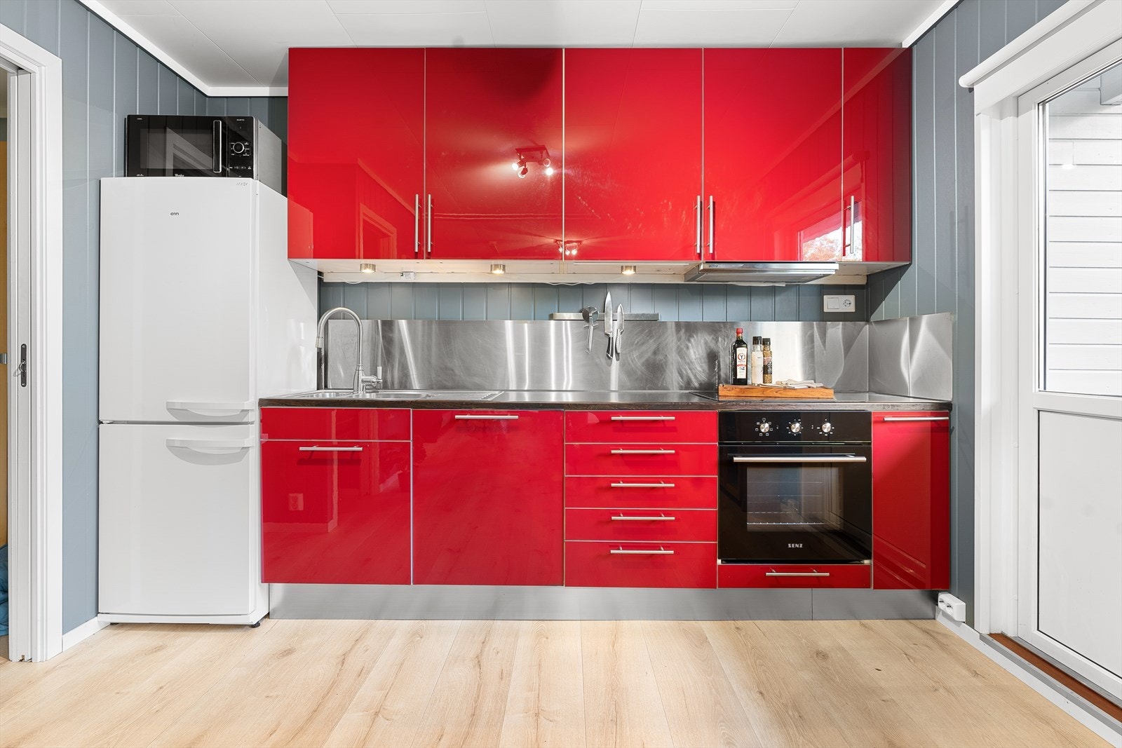 Kjøkkenet har integrert oppvaskmaskin, komfyr og induksjonstopp, samt frittstående kjøl/fryseskap Galleribilde