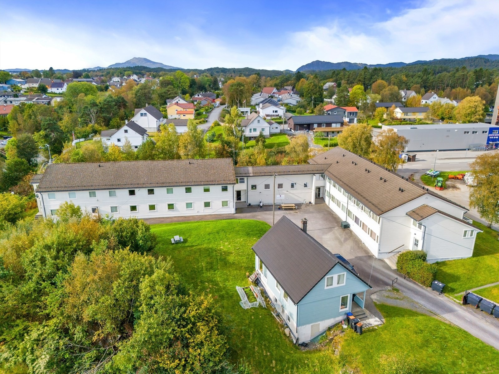 Stølen borettslag - hybelleiligheten ligger i byggets venstredel Galleribilde