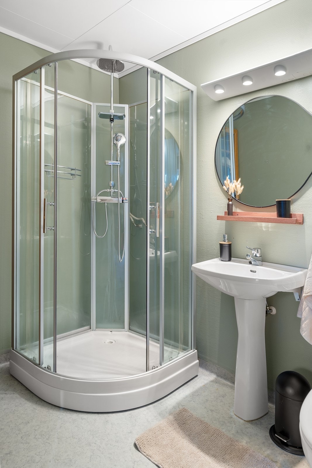 Bad har våtromstapet på veggene og vinylbelegg på gulvet Galleribilde