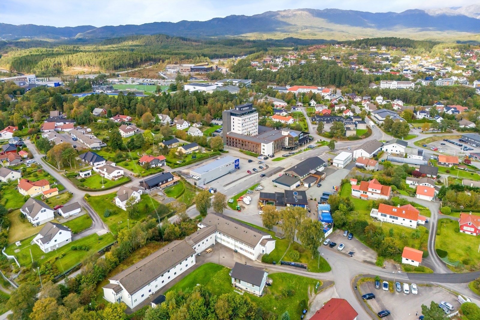 I gangavstand fra hybelleiligheten finner du matbutikk, hotell, frisør og restaurant Galleribilde