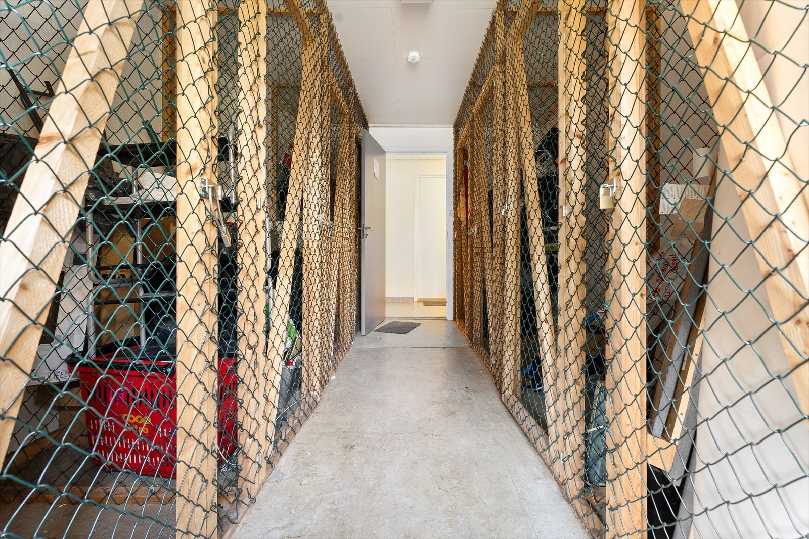 Det er felles bodrom, hver hybel er tildelt egen bod med god oppbevaringsplass Galleribilde