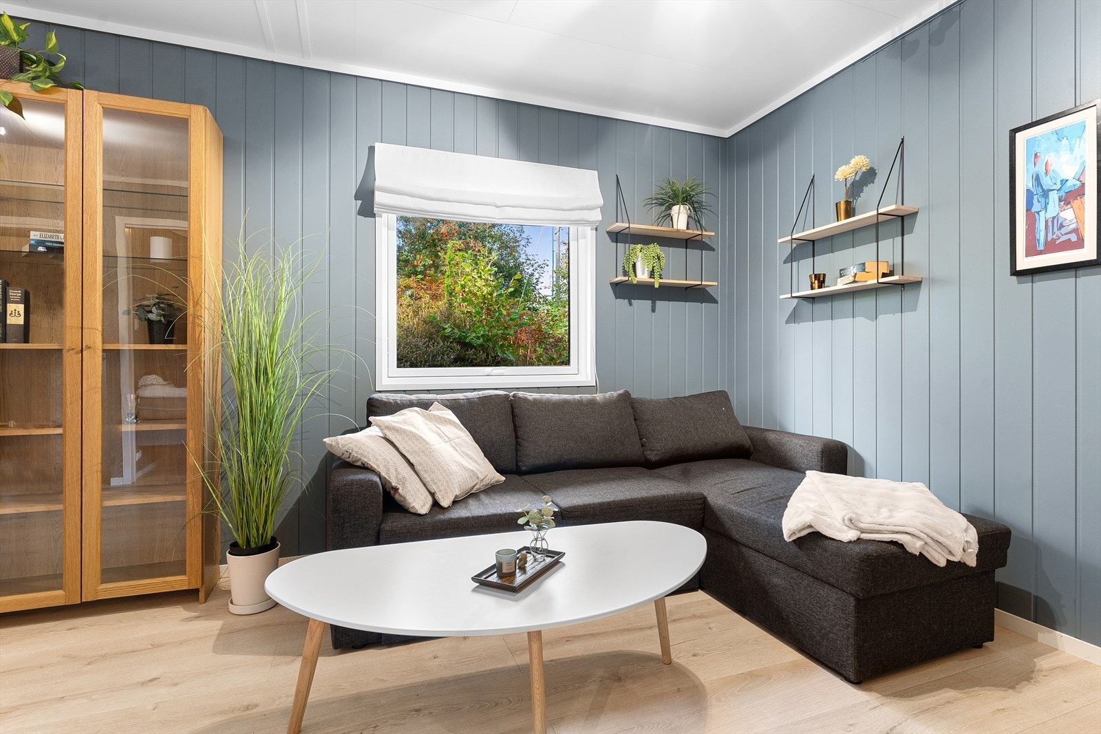 Hybelen er malt i en moderne farge og har laminatgulv Galleribilde