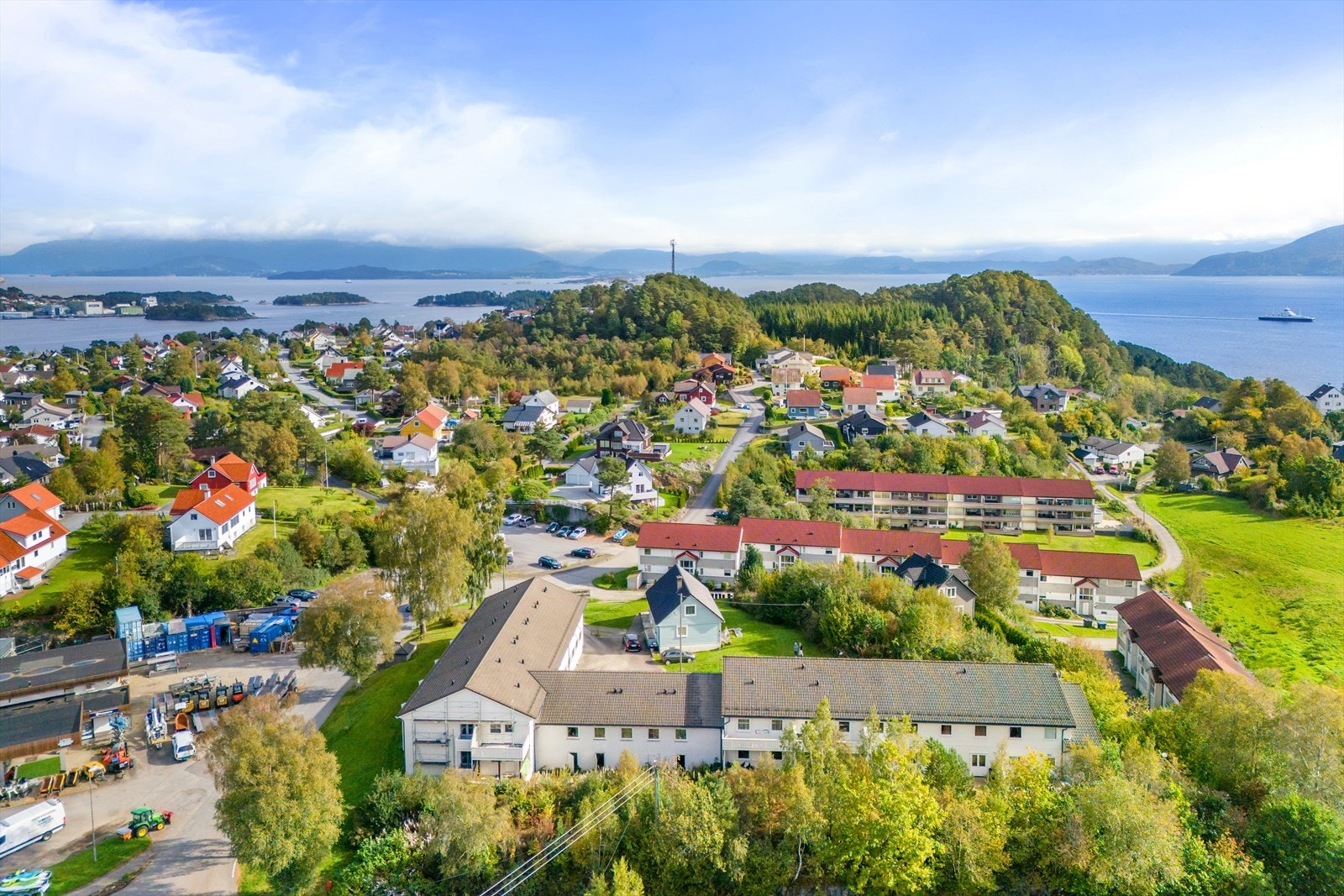 Sentralbeliggenhet med nærhet til flere turløyper og badestrand Galleribilde