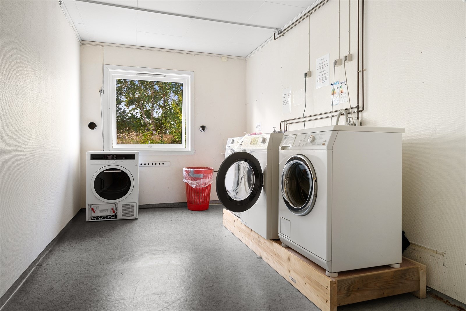 Felles vaskerom m/felles vaskemaskiner og tørketrommel Galleribilde