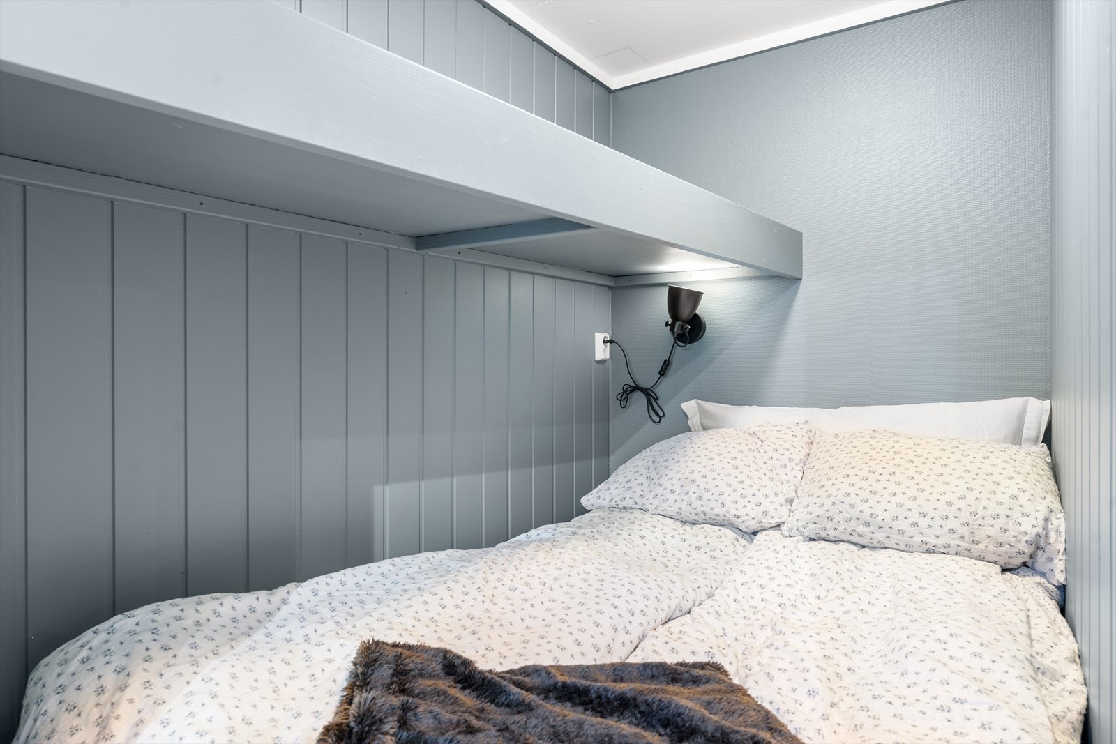 God plass til oppbevaring i hylle over seng Galleribilde