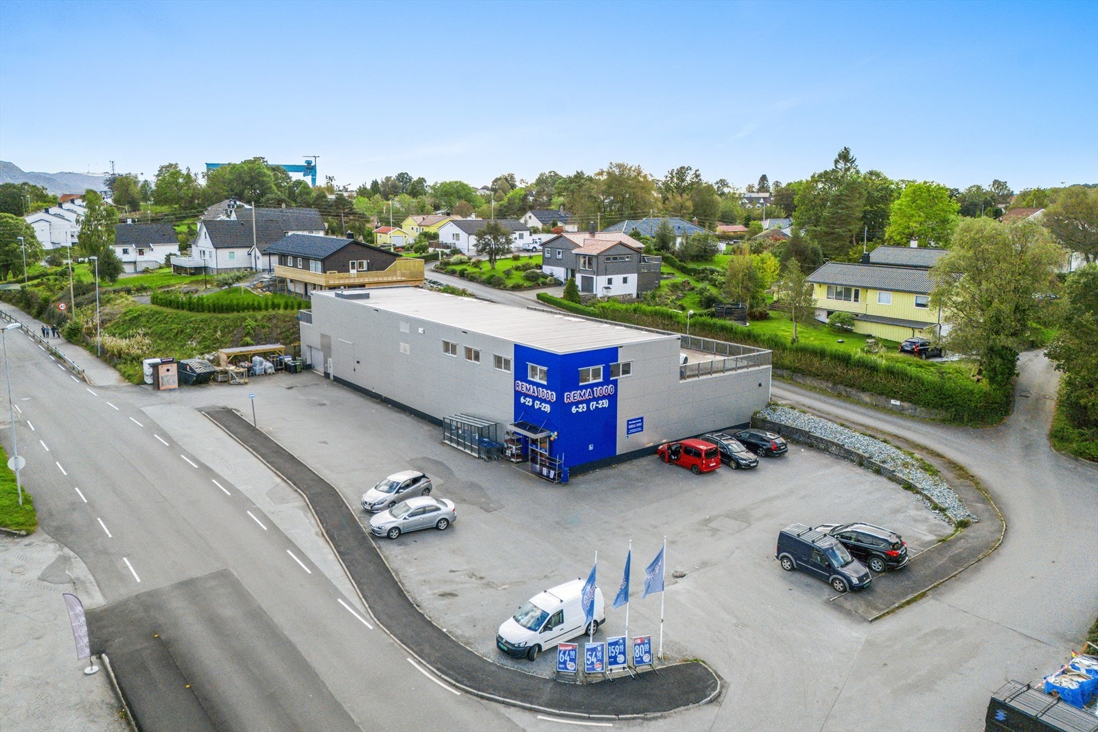 Rema 1000 ligger rett over veien Galleribilde