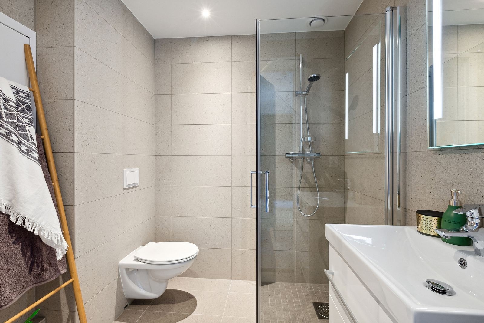 Pent flislagt baderom med opplegg til vaskemaskin Galleribilde