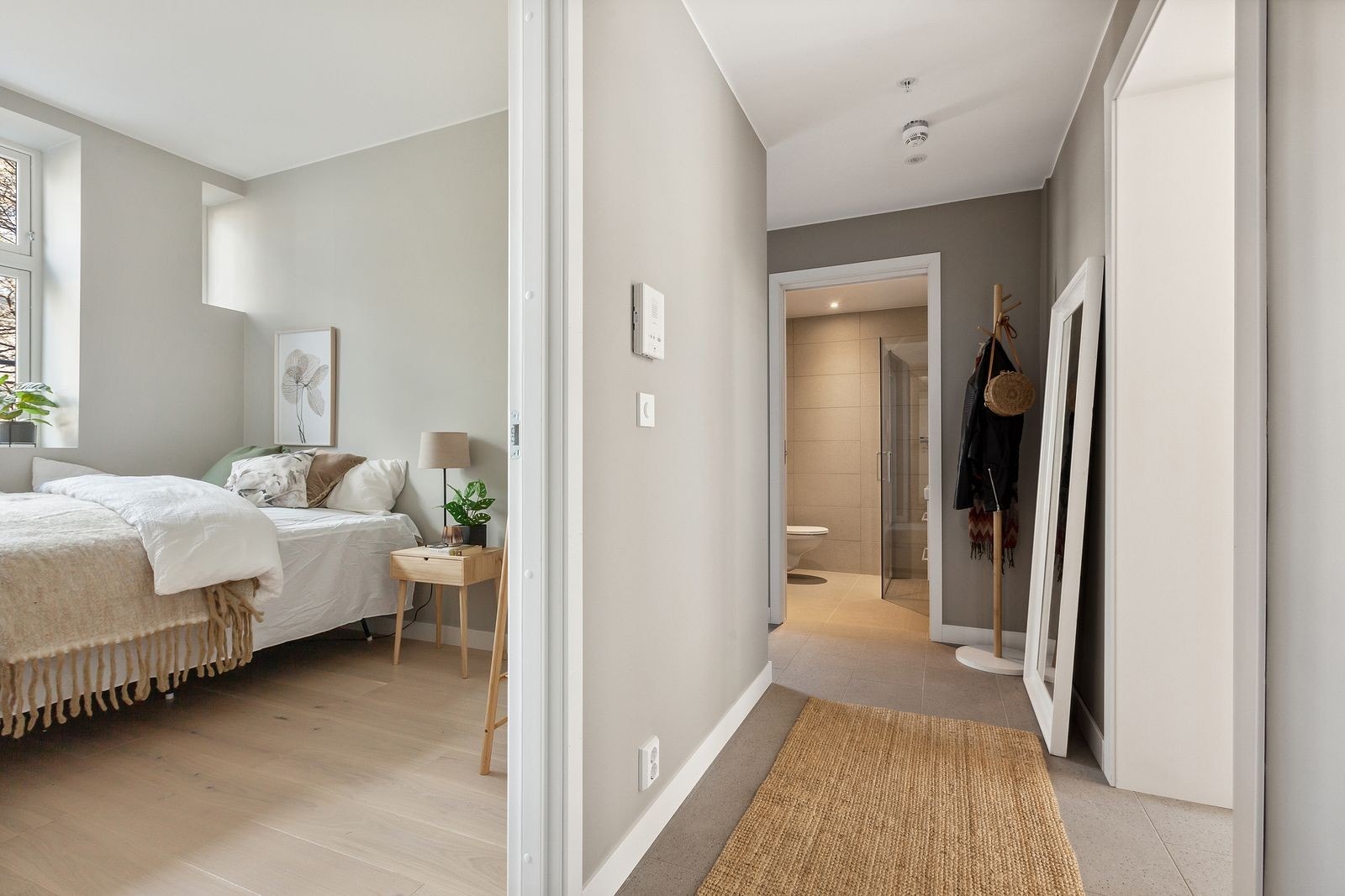 Entré med med inngang til hovedsoverom, stue og bad Galleribilde