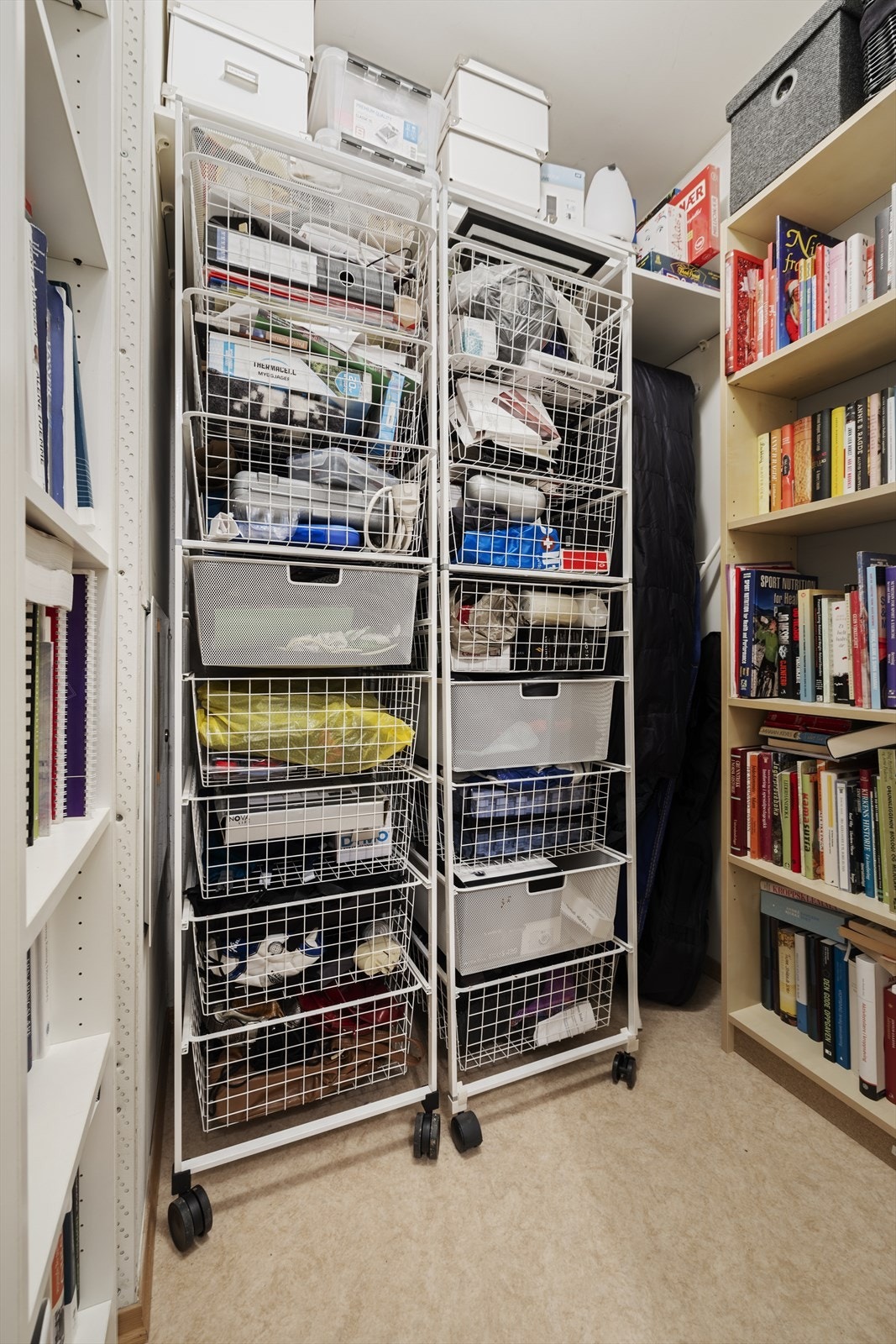 Innvendig bod med gode oppbevaringsmuligheter. Galleribilde