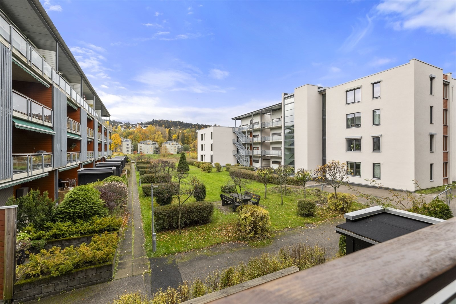 Borettslaget har grønne og hyggelige fellesområder. Galleribilde