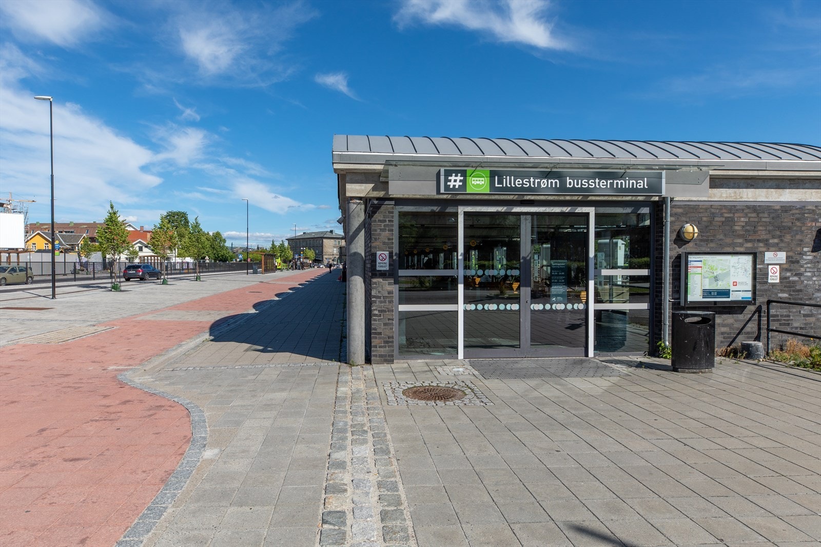 Lillestrøm Bussterminal ligger rett ved stasjonen, og her går det busser til Skedsmokorset, A-hus, Blystadlia og Helsfyr blant annet. Galleribilde