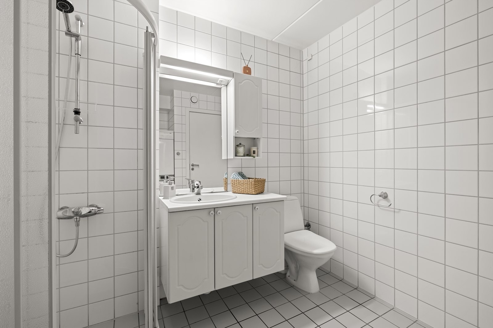 Badet er flislagt på gulv og vegger, og det er gulvvarme. Galleribilde