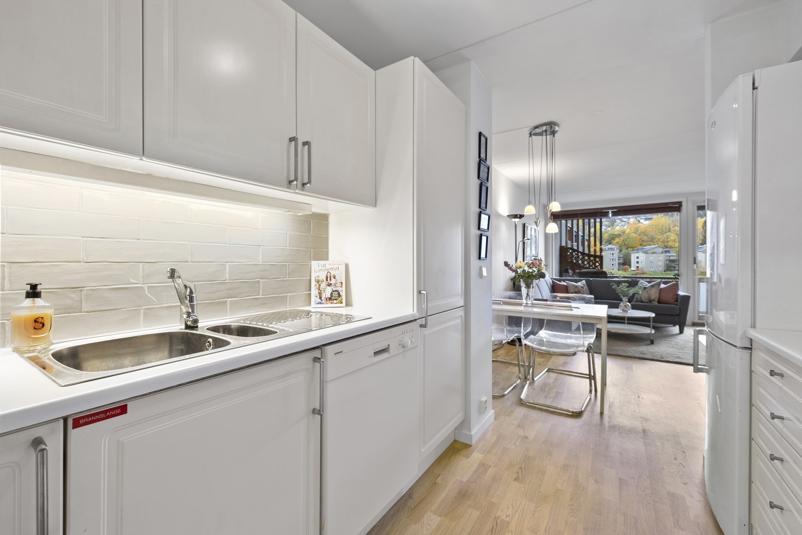 Det er lagt pene fliser mellom benkeplaten og overskap for enklere rengjøring. Galleribilde