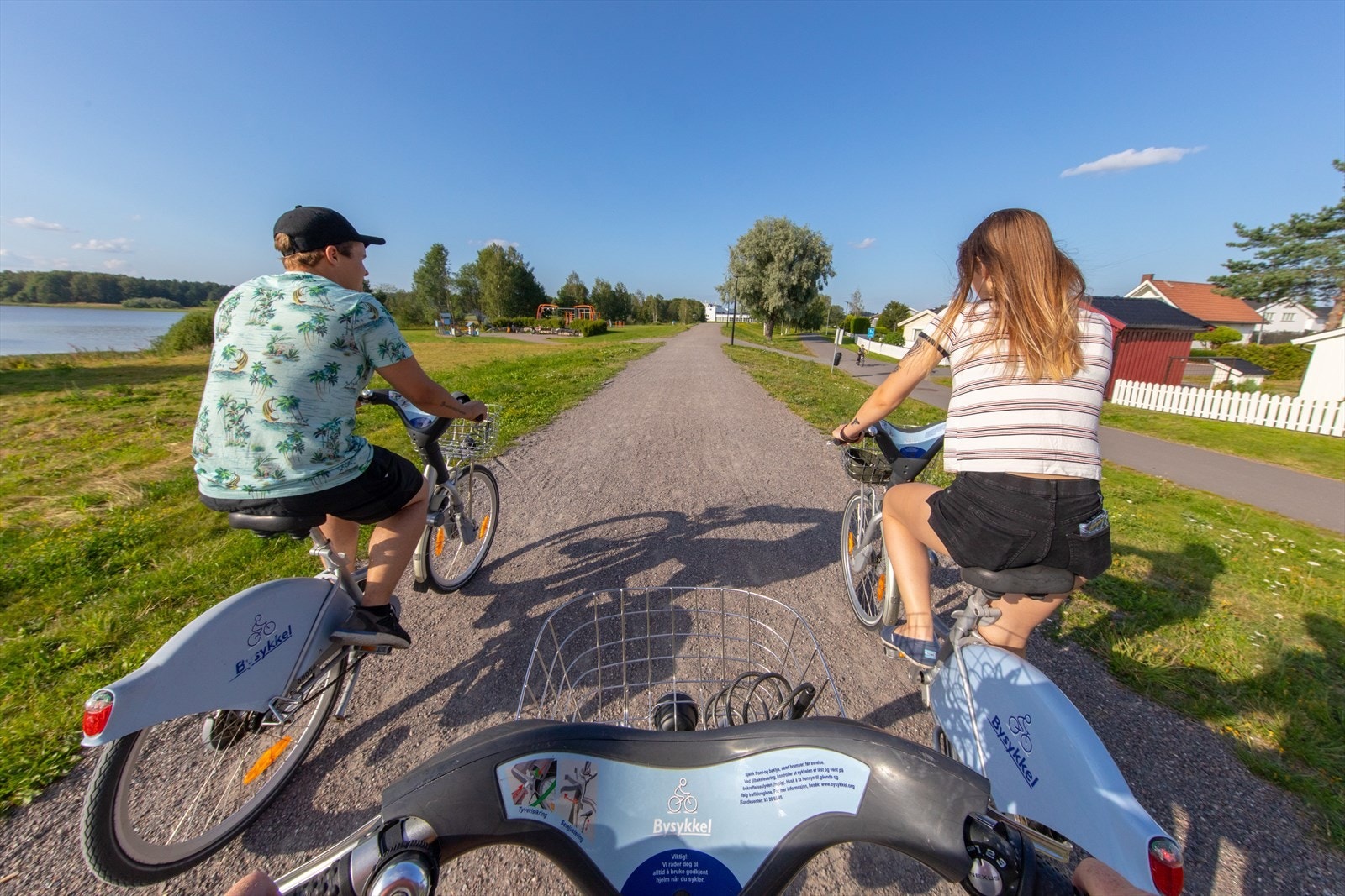 Langs flomvollen er det fint både å sykle og gå på tur. Galleribilde