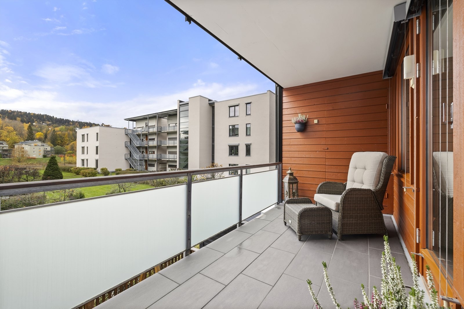 På balkongen er det bod for lagring og sol store deler av dagen. Galleribilde