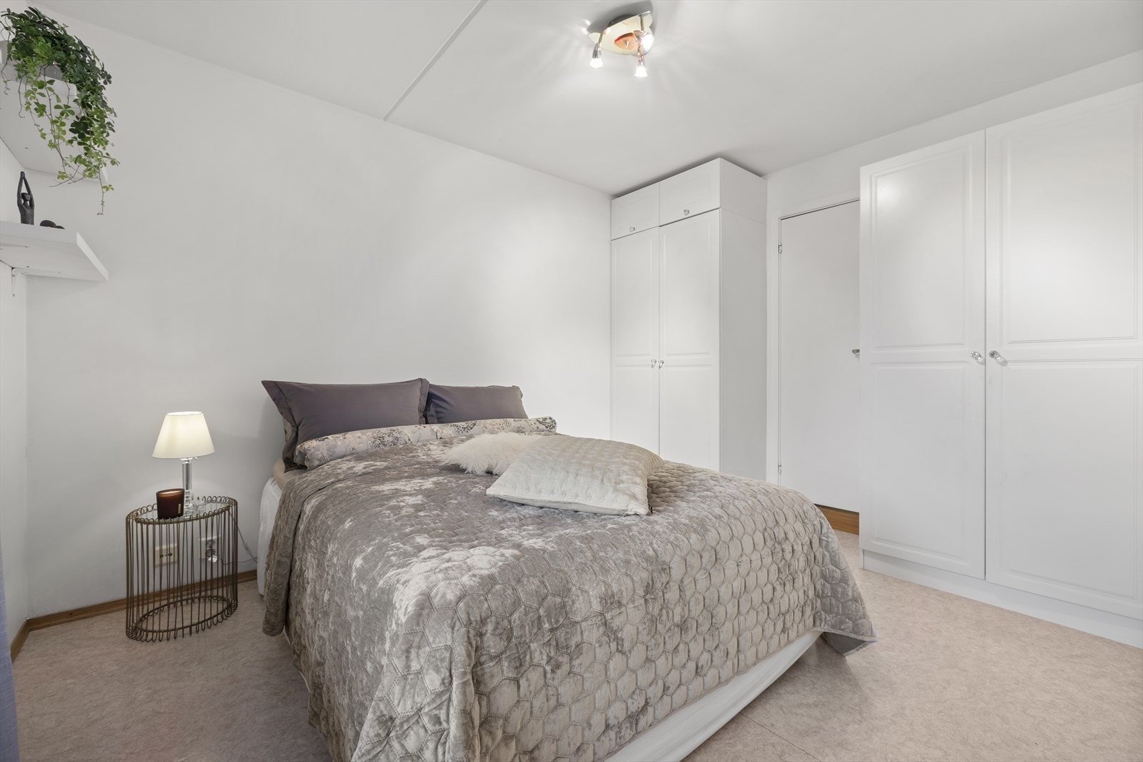 Det er godt med garderobeplass på soverommet. Galleribilde