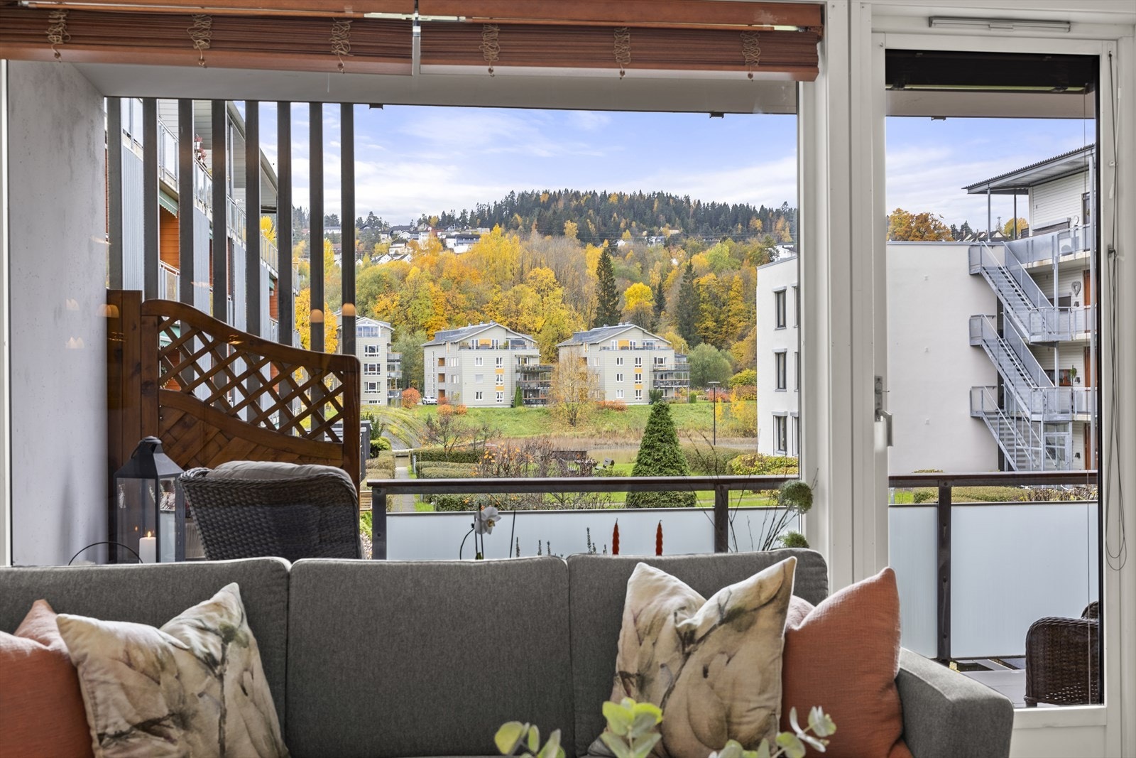 Fantastisk utsikt over Nitelva og opp mot Rælingsåsen. Galleribilde