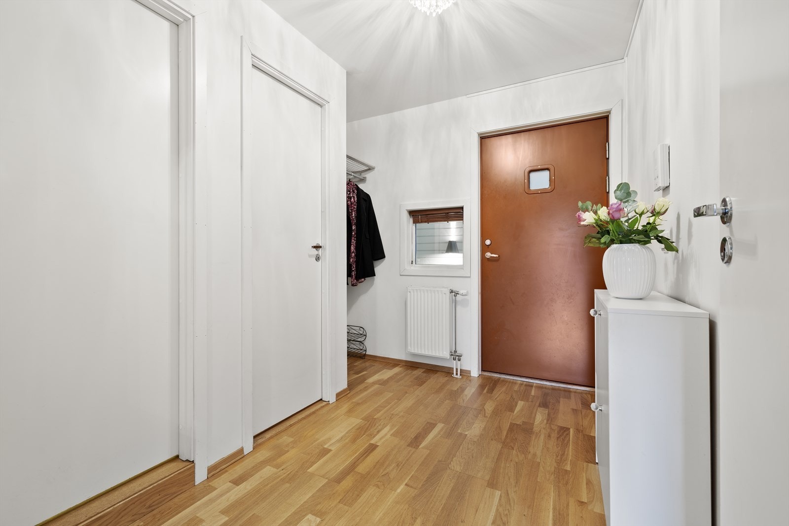 Gode oppbevaringsmuligheter i nisje. Velkommen inn! Galleribilde