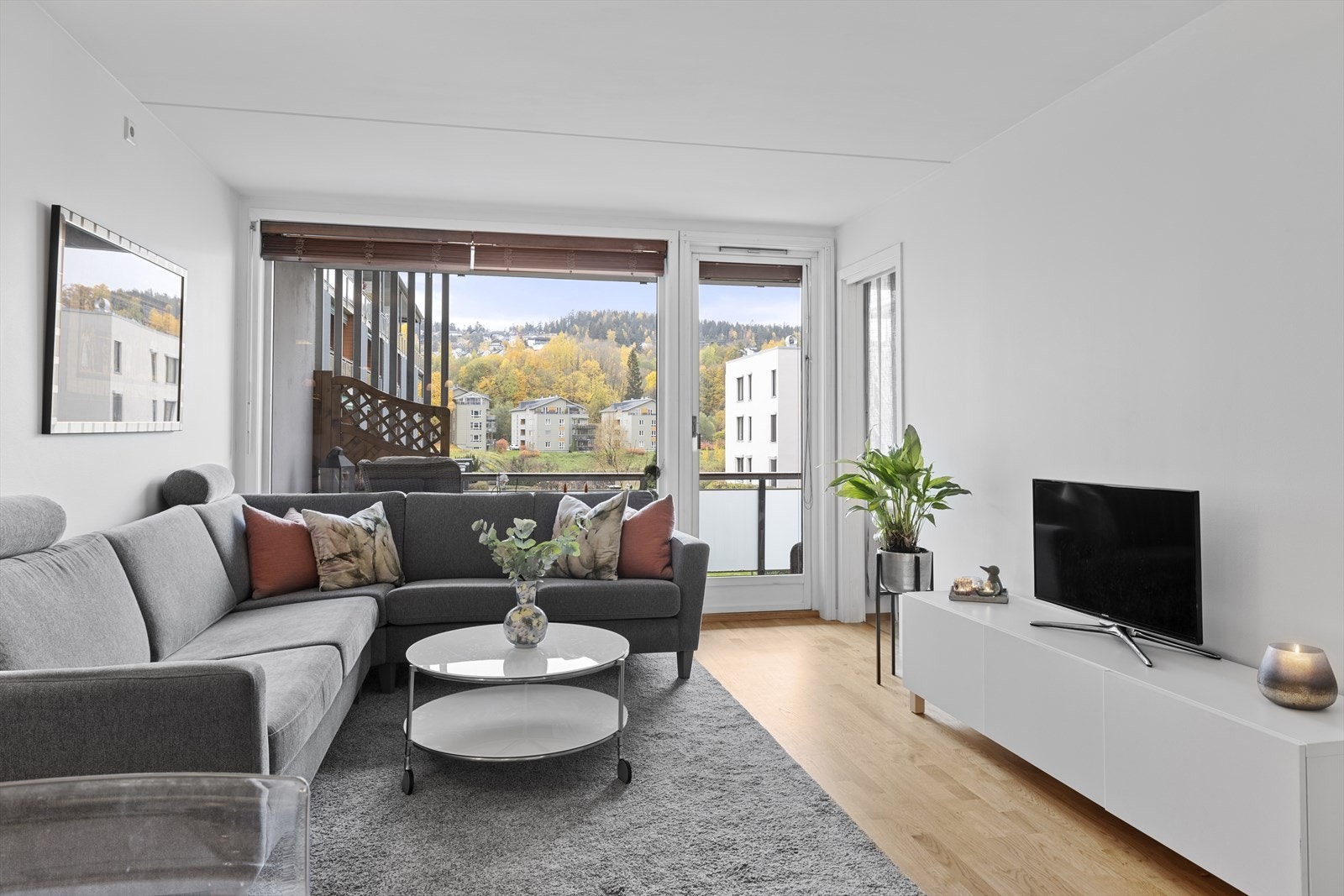 Endeleiligheten ligger praktisk til i byggets 2. etasje, og har en sosial og god planløsning. Galleribilde