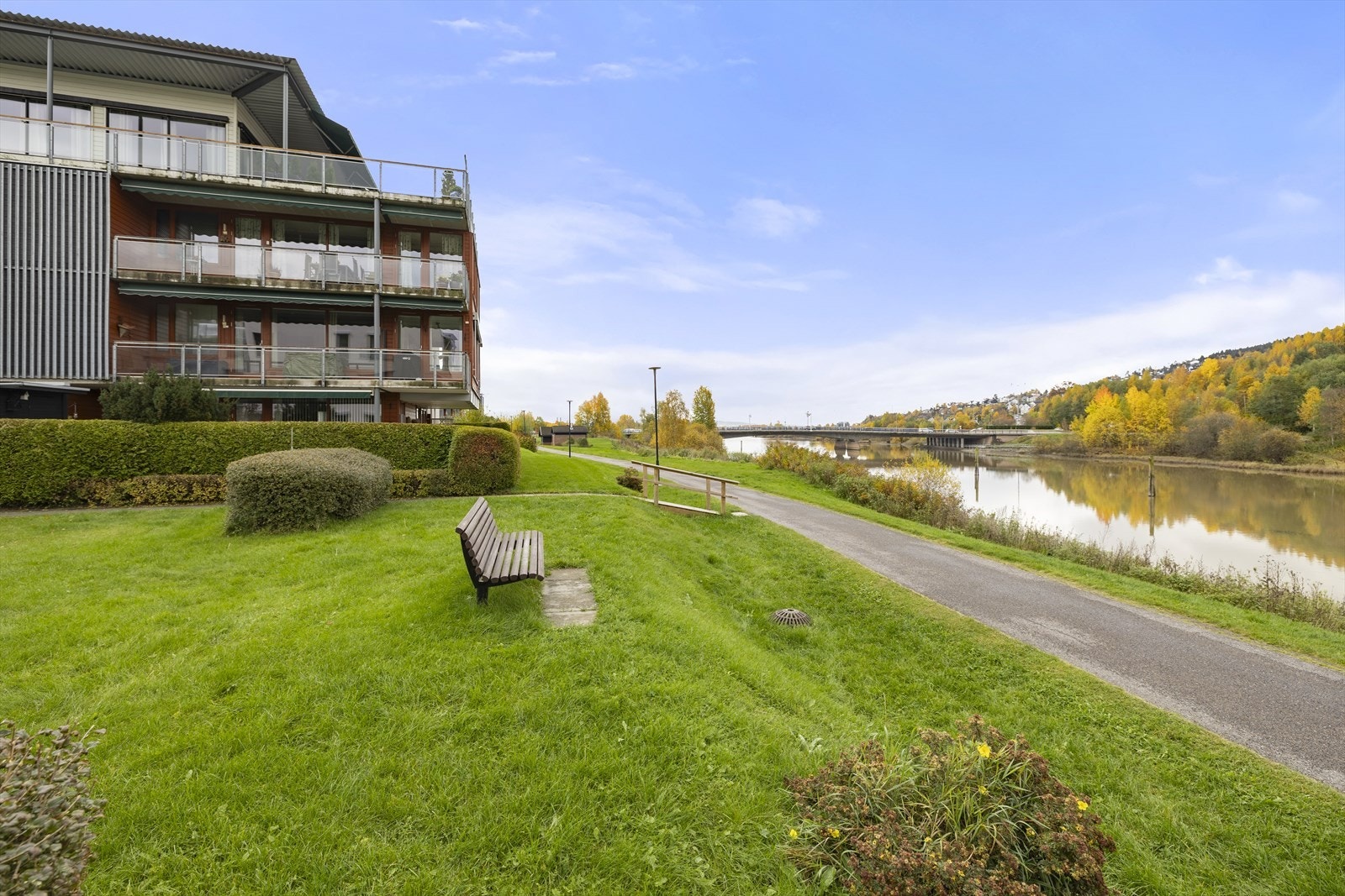 Like forbi går gangstien langsmed Nitelva, perfekt for trening og rekreasjon. Galleribilde