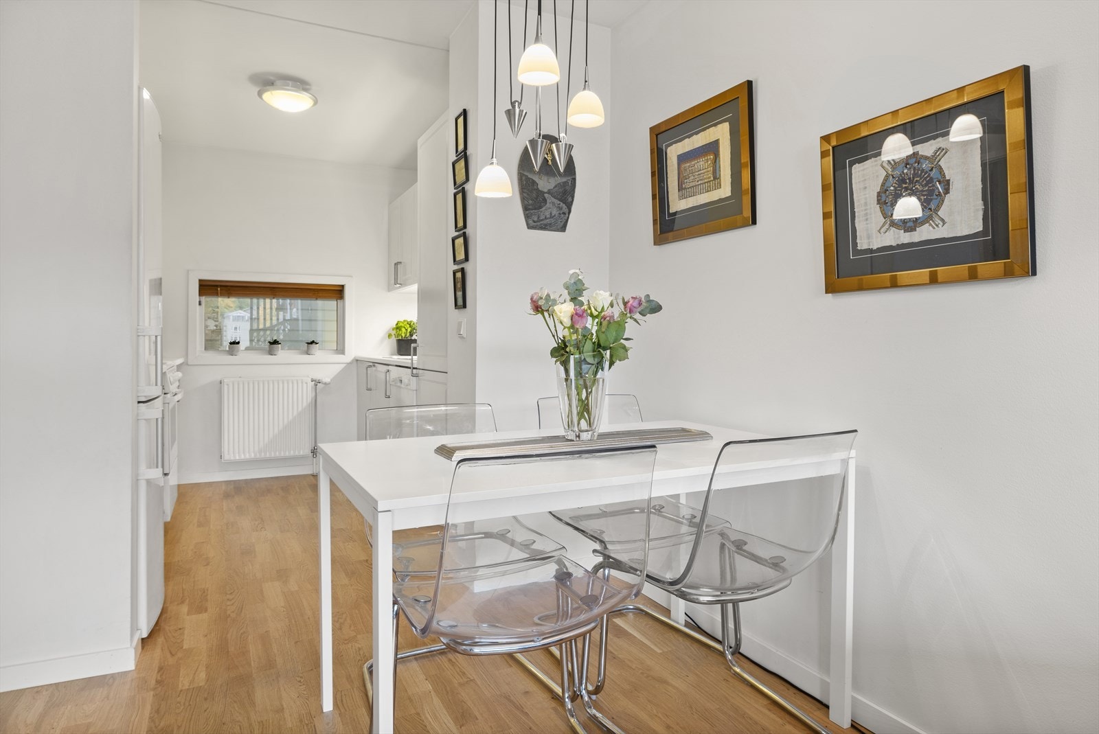 Her er det god plass til et stort spisebord, og nyte et godt måltid med venner! Galleribilde