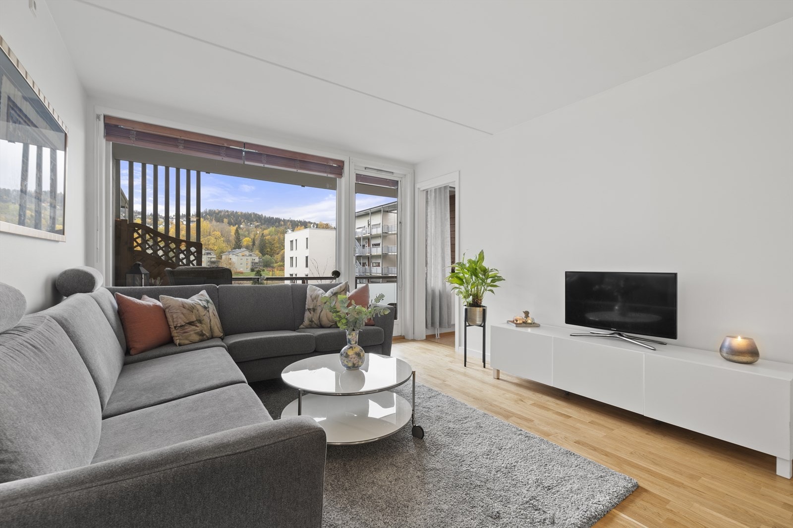 Her bor du sentralt og enkelt til i Lillestrøm med kort vei til togstasjon og byens øvrige fasiliteter. Galleribilde