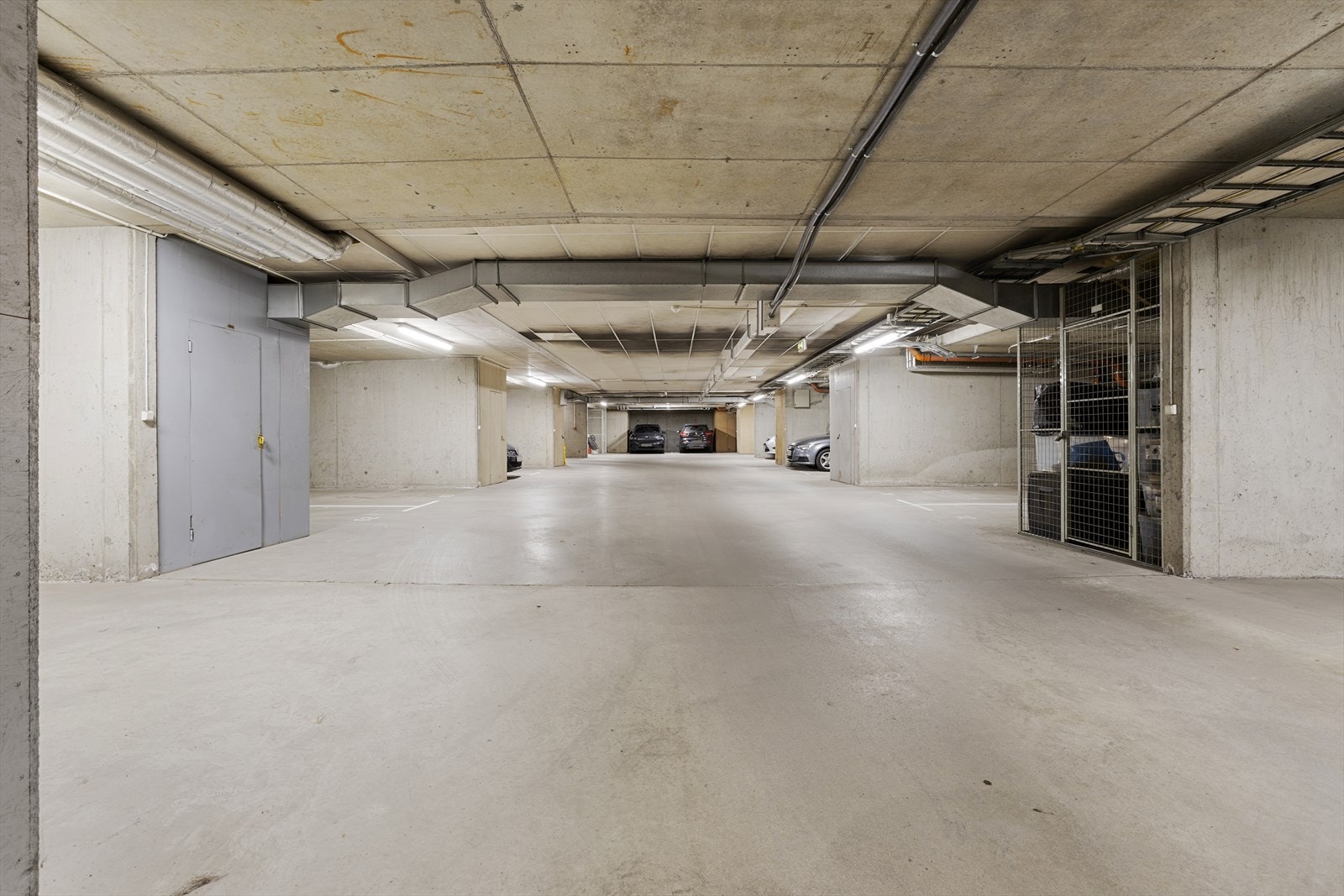 Andelen disponerer garasjeplass i felles garasjekjeller. Galleribilde