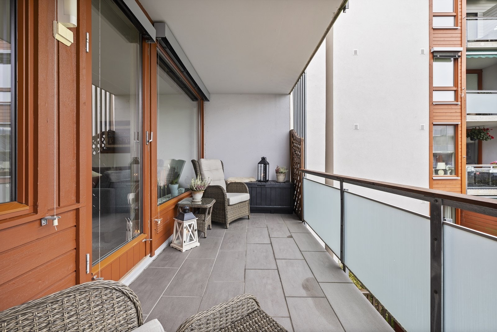 Fra stuen er det utgang til en hyggelig balkong med plass til sittegruppe, grill og uteplanter. Balkongen er både romslig og solrik. Galleribilde