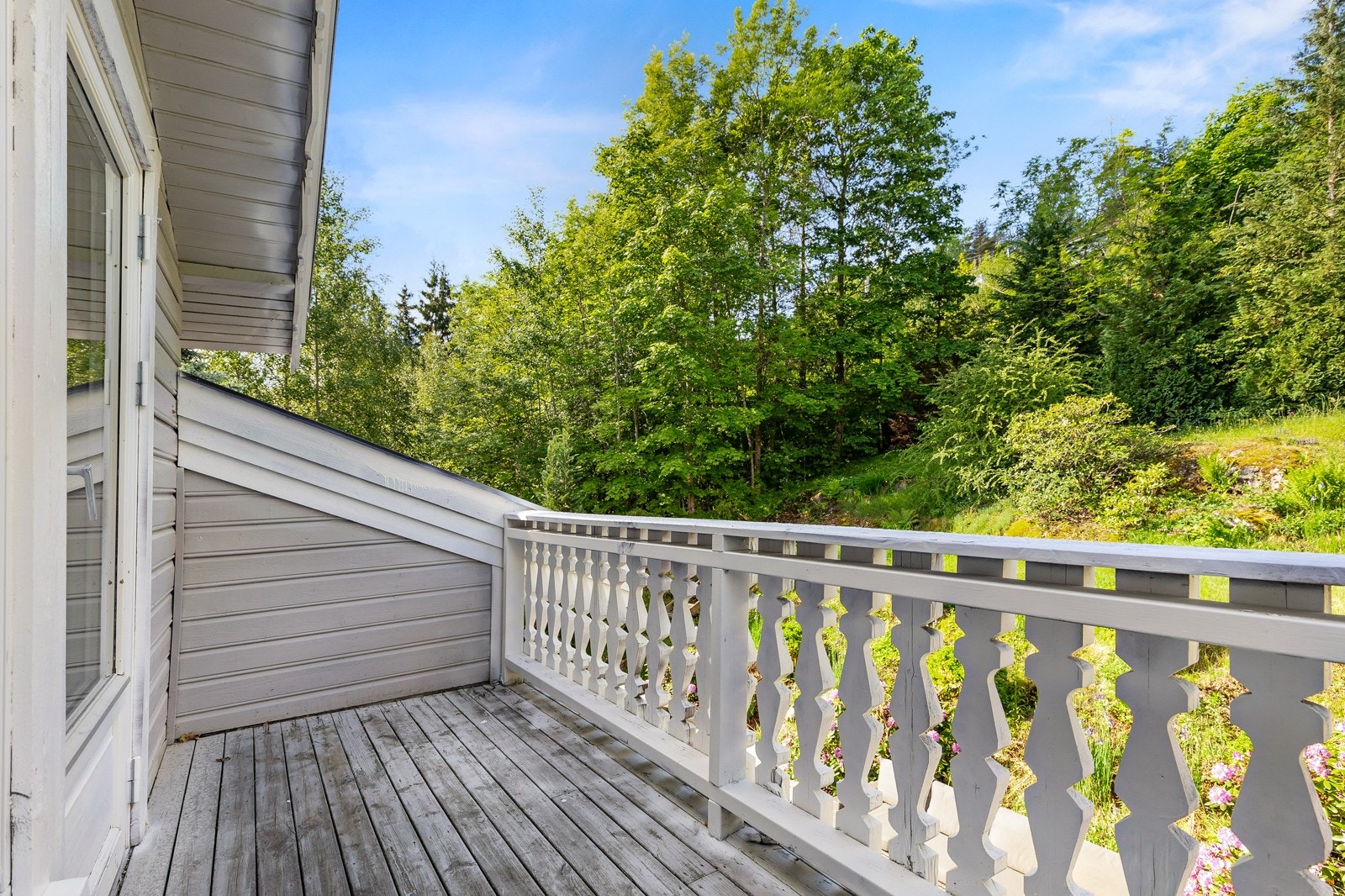 Skjermet balkong som gir et privat og fredelig uteområde. Perfekt for avslapning uansett vær. Galleribilde