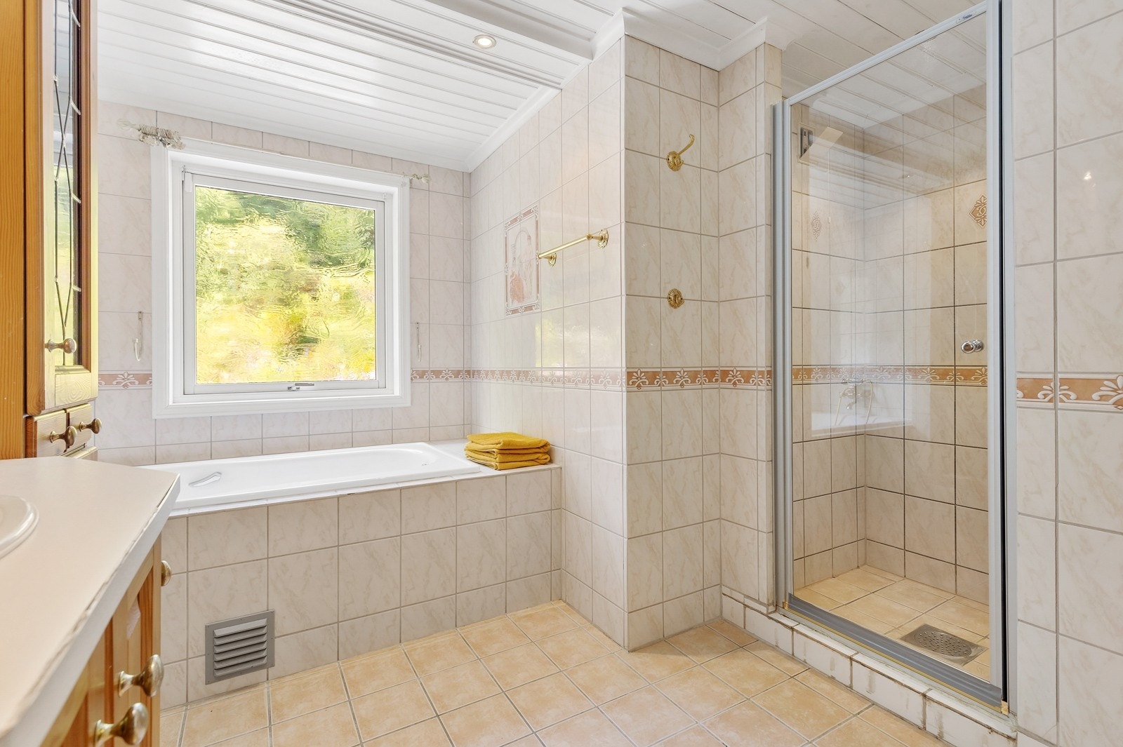 Egen dusjnisje med dør i herdet glass, samt innfliset badekar. Gir en avslappende spa følelse. Galleribilde