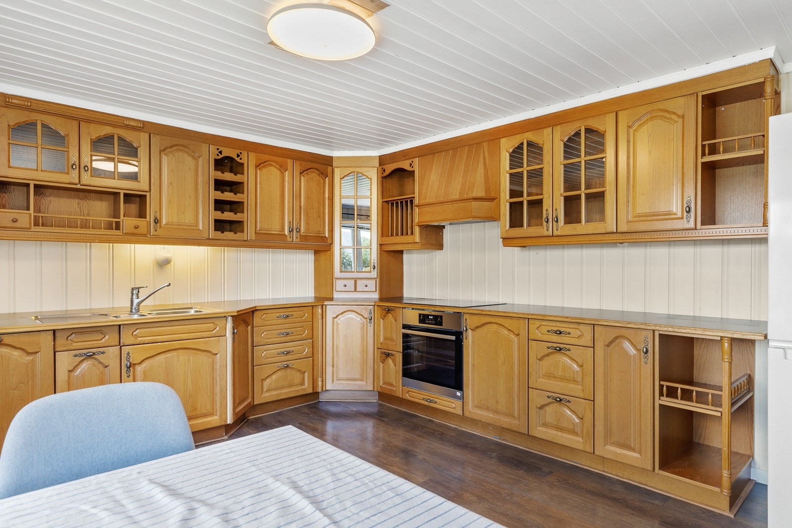 Fin stue/Kjøkken løsning som rikelig med skapplass. Integrert komfyr og vaskemaskin. Galleribilde