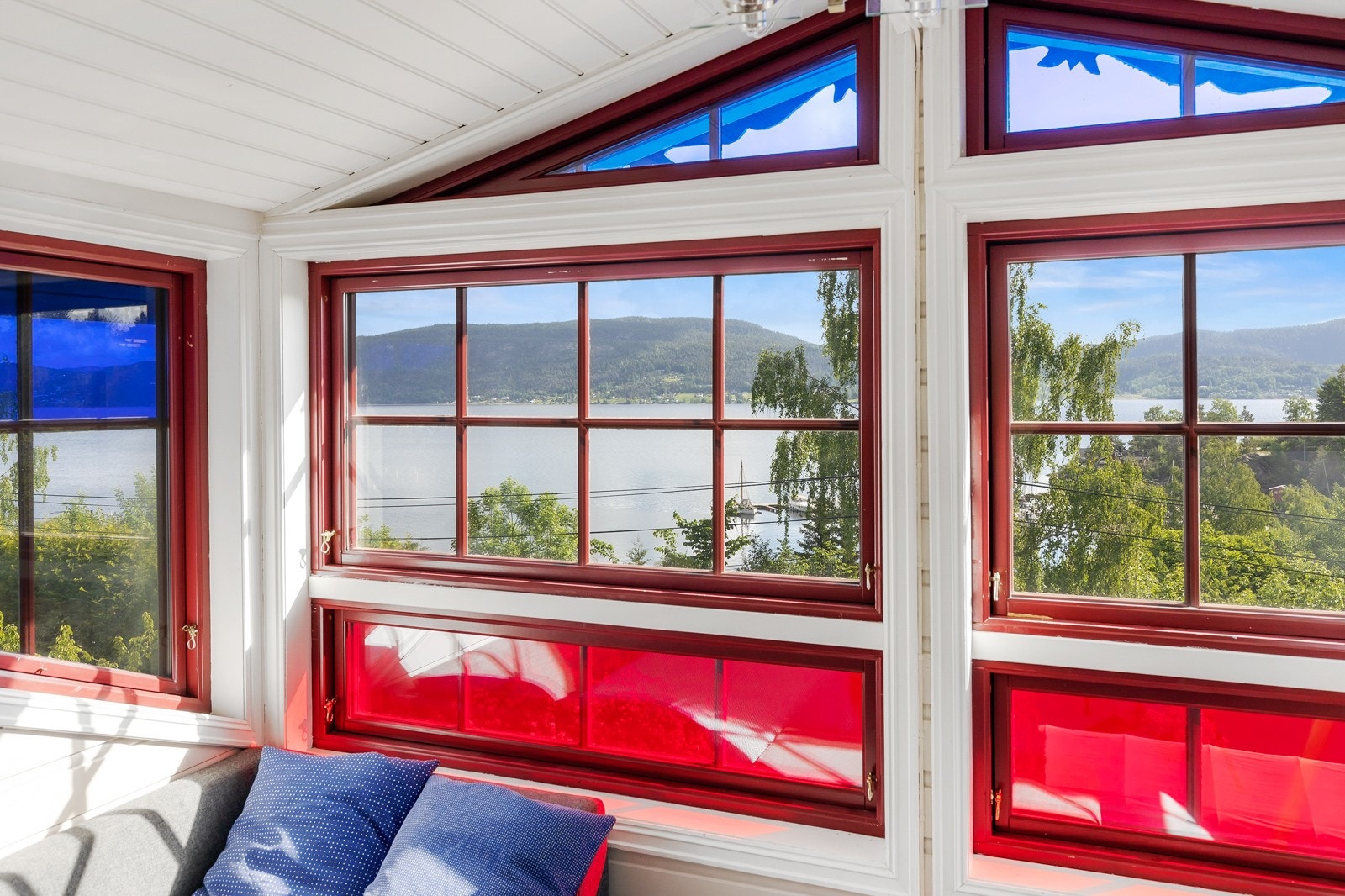 Stueparti i 2. etasje gir utsikt over hele jordfallbukta. Galleribilde