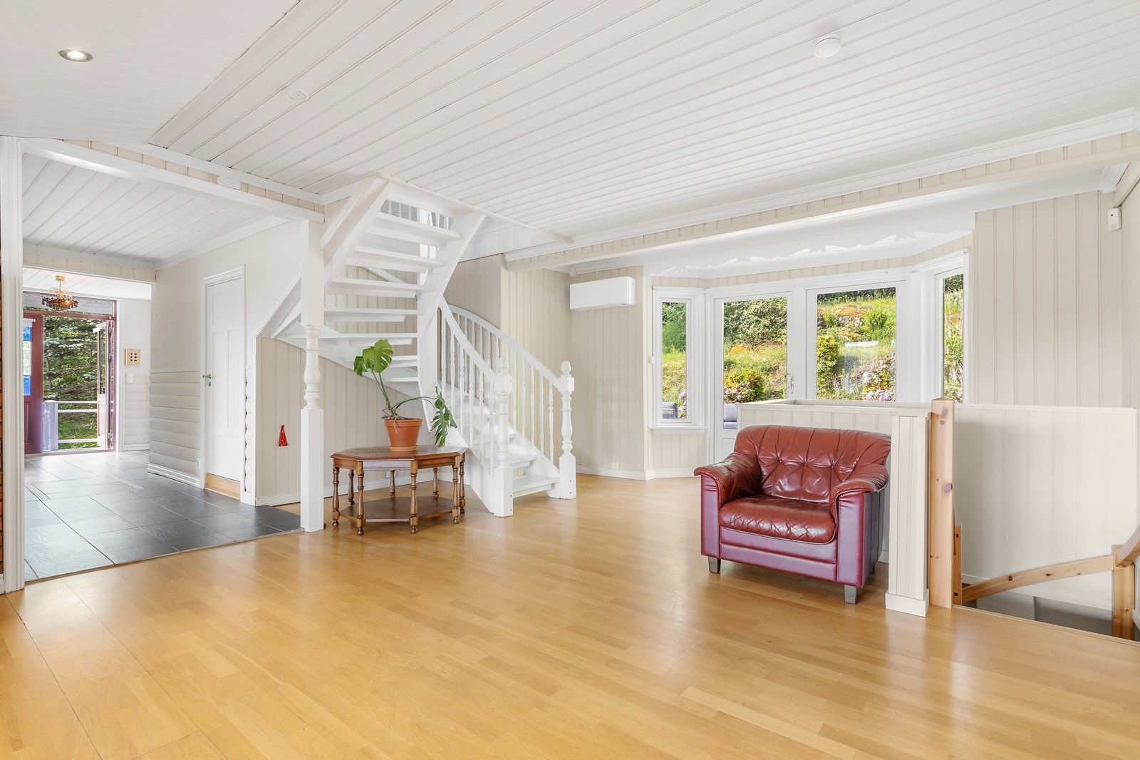 Stuen har gode interiør muligheter. Samt store vindusflater som trekker inn naturlig sollys. Galleribilde