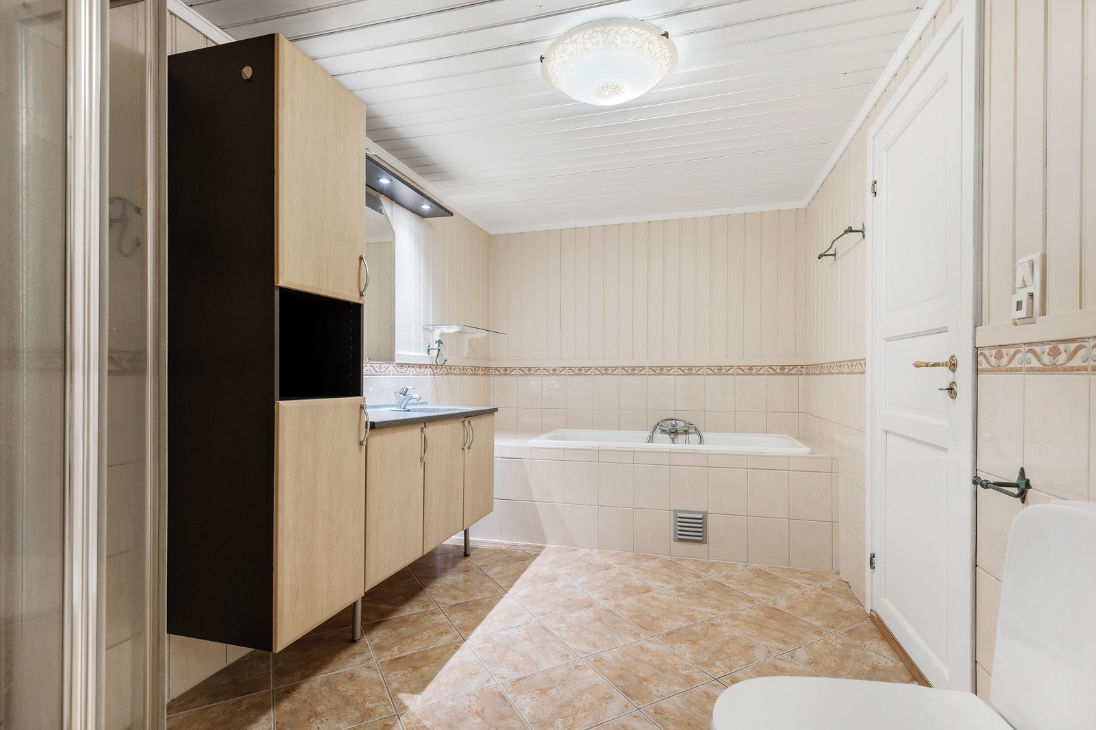 Bad kommer med fin baderomsinnredning, med nedfelt servant. 90x90 dusjnisje, med innfliset badekar. Galleribilde