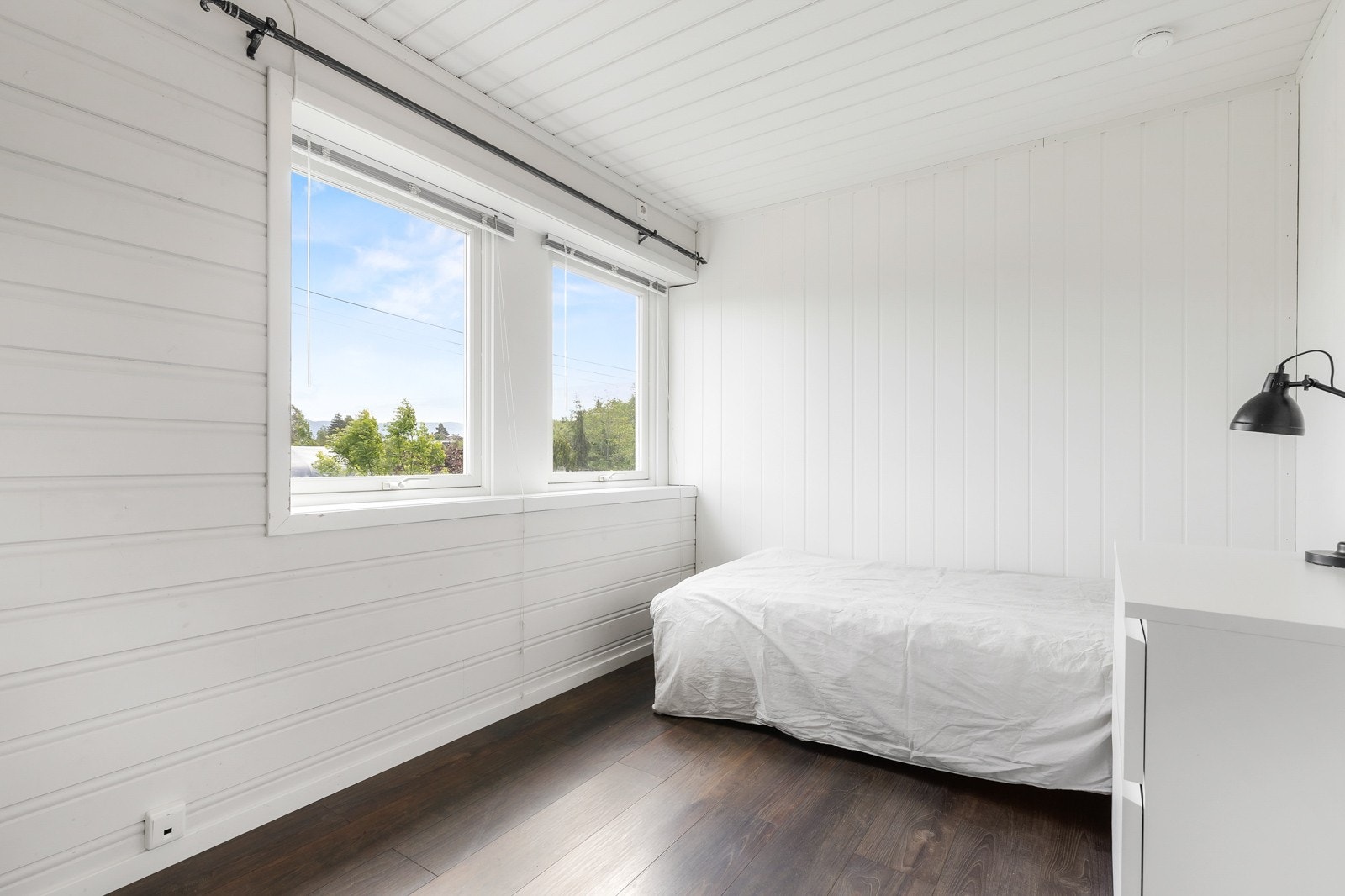 Soverom 6. Gode muligheter for innredning. plass til stor seng og nattbord. Galleribilde