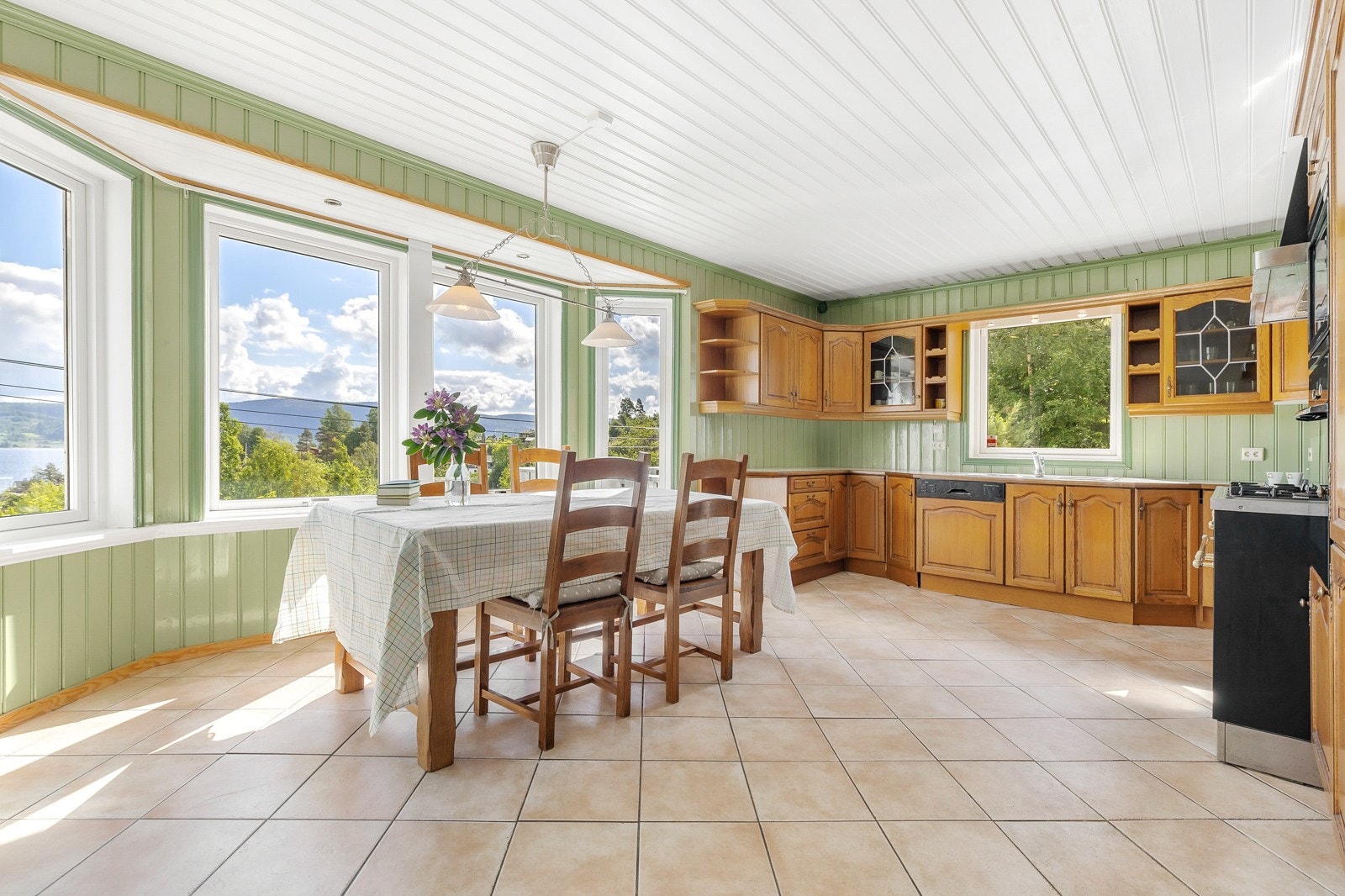 Her kan familie og venner nyte gode stunder mens maten tilberedes. Galleribilde