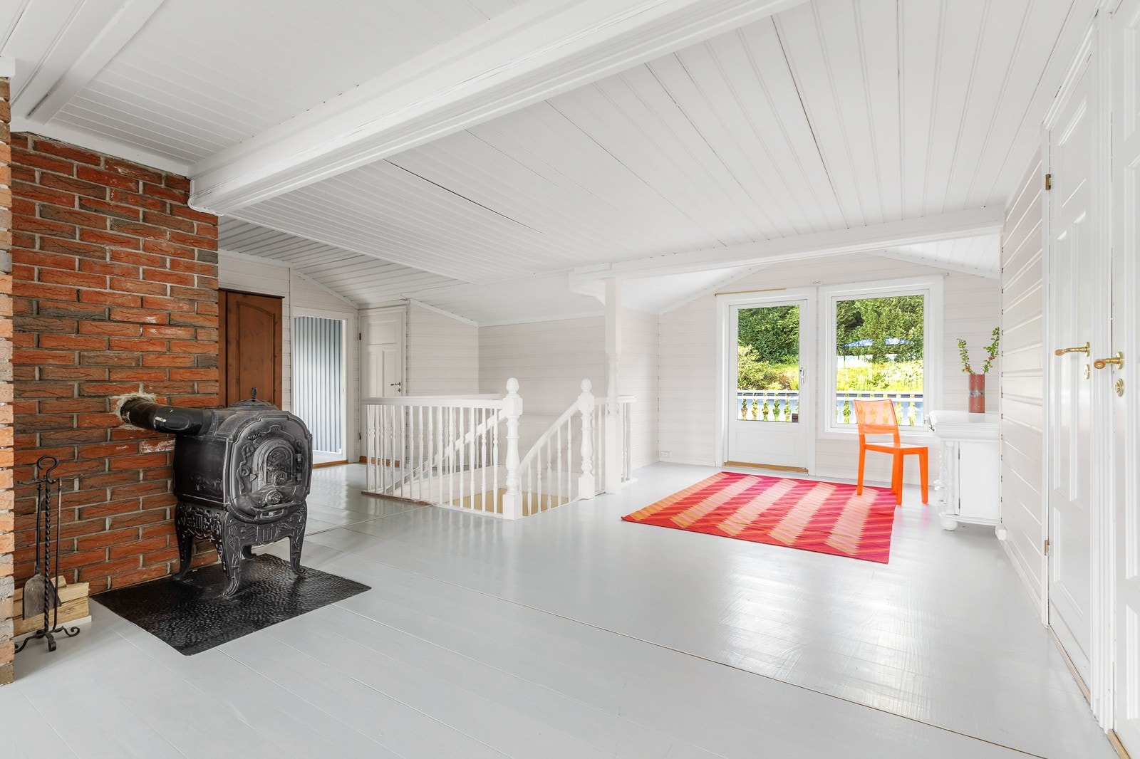 Koselig stue i 2. etasje med mursteinvegg og gammel vedovn. Lys og romslig, med plass til kontor hvis ønskelig. Galleribilde