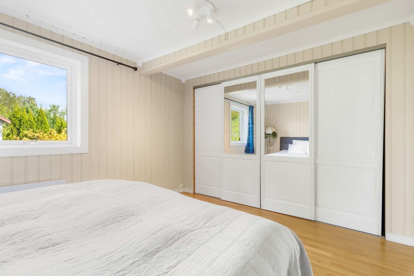 Innebygd klesskap med god plass til oppbevaring. Galleribilde