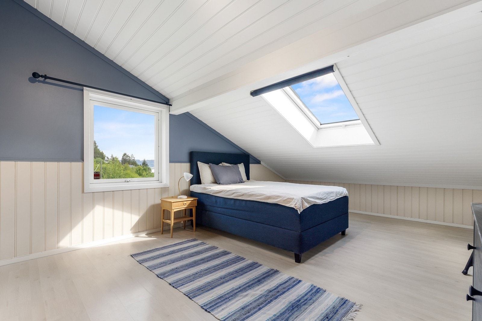 Meget romslig hovedsoverom. Plass til stor seng, klesskap og annet hvis ønskelig. Stort vindu i taket gir naturlig sollys. Galleribilde