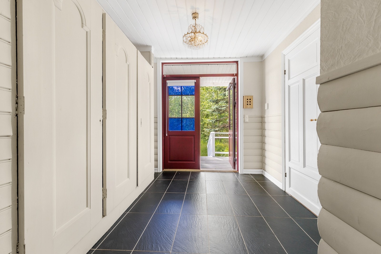 Inngangsparti har god skapplass. Og lett tilgjengelig bad høyere side. Galleribilde