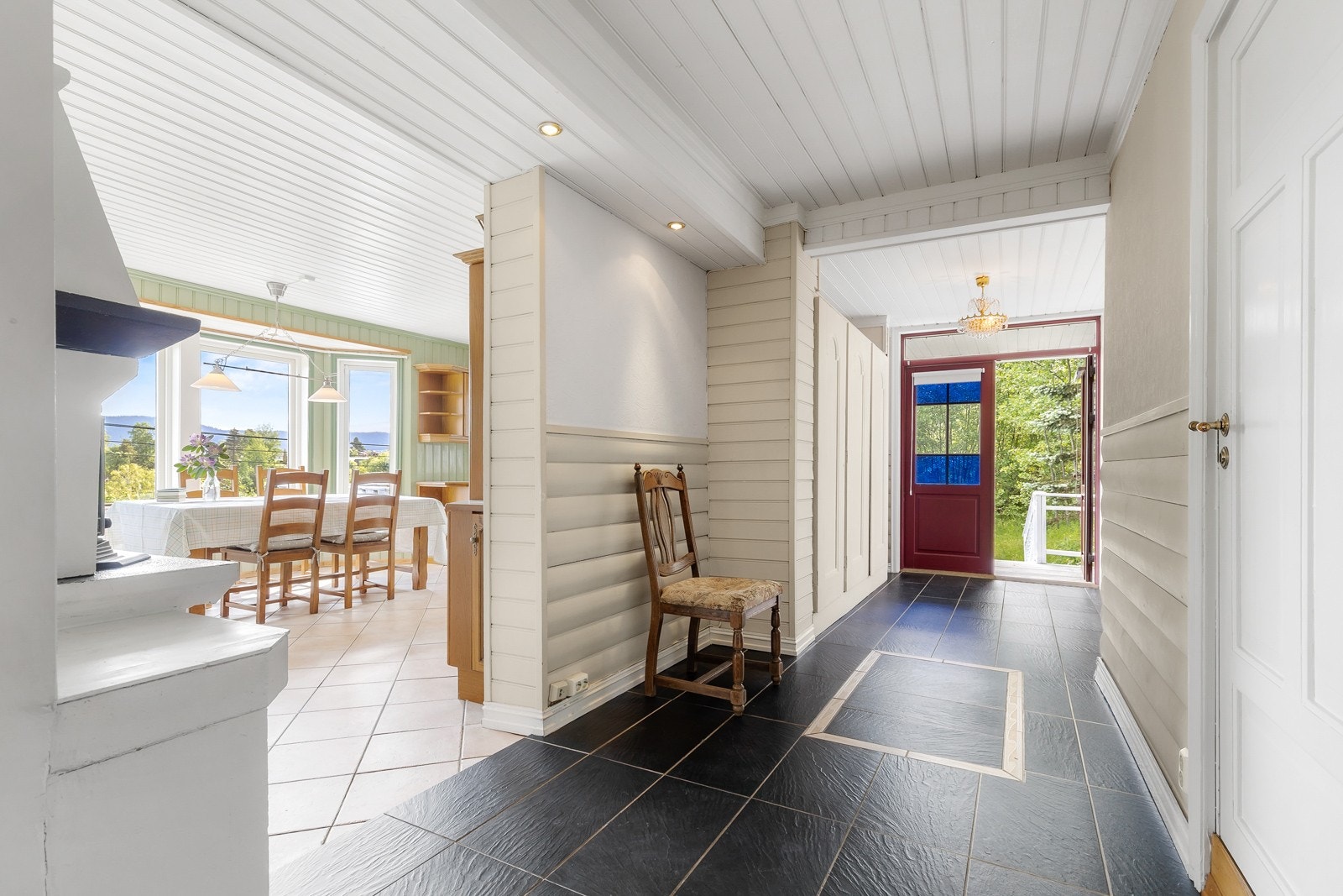 Romslig entre av eldre detaljer gjør at eneboligen skiller seg ut. Galleribilde