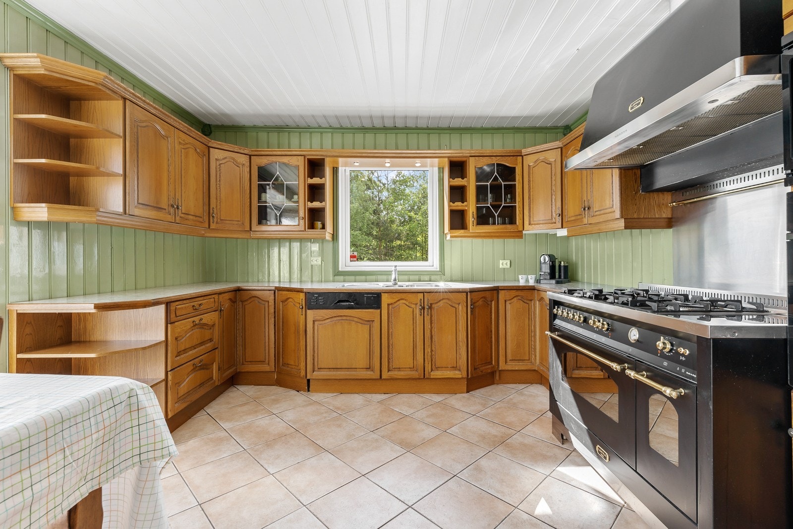 Det er avtrekk via ventilator, og belysning under overskap. Galleribilde